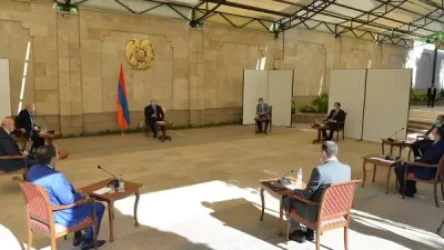 Արմեն Սարգսյանն աշխատանքային քննարկում է անցկացրել առողջապահության ոլորտի մասնագետների հետ