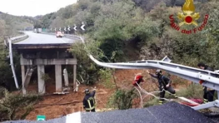 Իտալիայում առատ հեղեղի պատճառով կամուրջ է փլվել. մեքենաները մասամբ հայտնվել են ջրի տակ