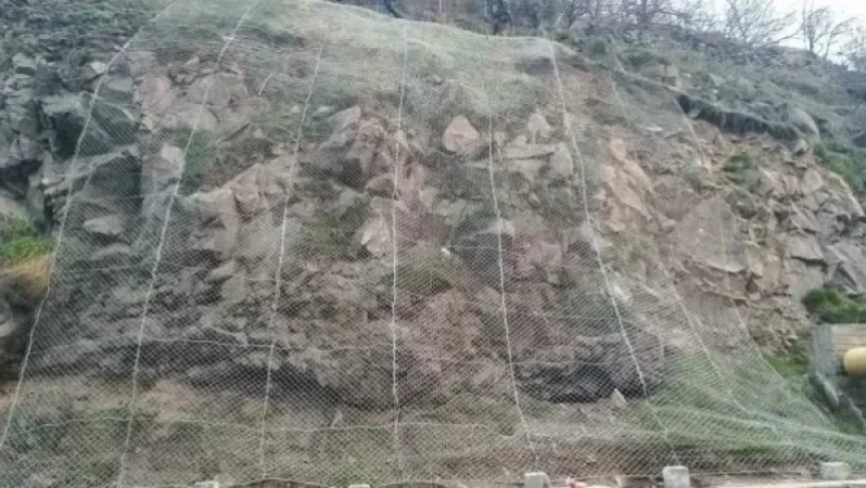 Մյասնիկյան պողոտայում  իրականացվում են քարաթափումը կանխարգելող միջոցառումներ