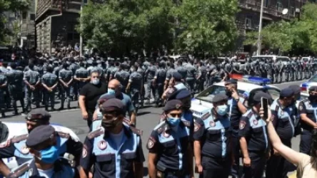 Քիչ առաջ ոստիկանները կոչ արեցին դադարեցնել հավաքը և ներկաներին տրվեց 15 րոպե