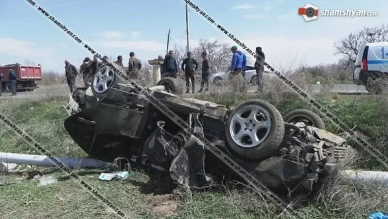 Ավտոմեքենան դուրս է եկել ճանապարհի երթևեկելի գոտուց, բախվել գազատարի հենասյուներին և գլխիվայր հայտնվել դաշտում
