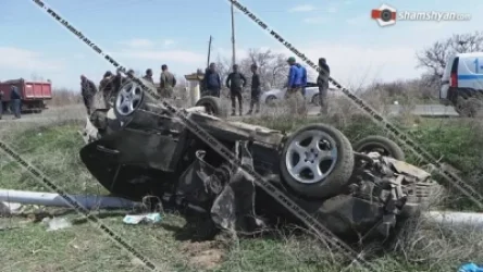 Ավտոմեքենան դուրս է եկել ճանապարհի երթևեկելի գոտուց, բախվել գազատարի հենասյուներին և գլխիվայր հայտնվել դաշտում