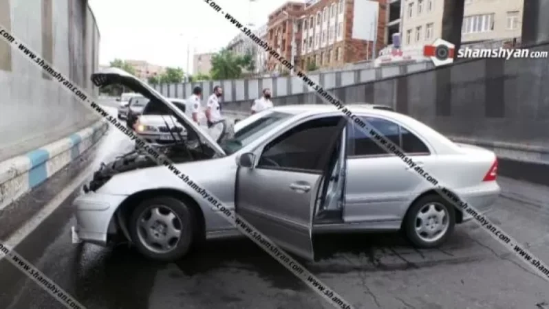 Ոստիկանության շենքի դիմացի թունելում Mercedes-ը բախվել է բետոնե հենապատին․ կա վիրավոր