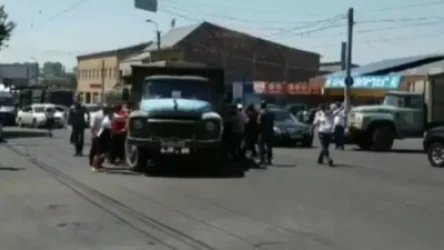 ՏԵՍԱՆՅՈՒԹ. Քաղաքացիները բացում են ճանապարհը` «Զիլ»-ը հրելով