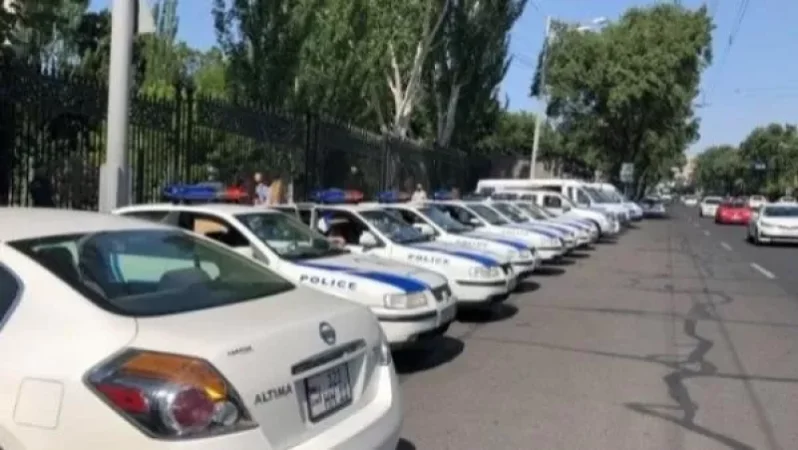 Ոստիկանական մեքենաներ, ջրցան մեքենաներ ԱԺ-ի շենքի դիմաց