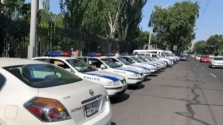 Ոստիկանական մեքենաներ, ջրցան մեքենաներ ԱԺ-ի շենքի դիմաց