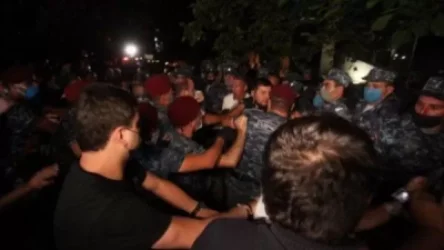 ՏԵՍԱՆՅՈՒԹ. Լարված իրավիճակ ԱԱԾ շենքի մոտ. ոստիկանները քաշքշելով ու հրելով հեռացրին նաև լրագրողներին