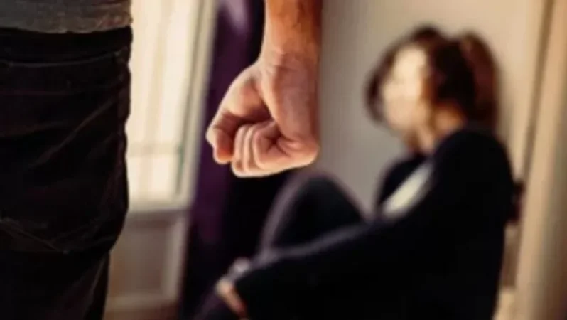 Արարատի մարզում տղամարդը ոտքերով հարվածել է կնոջը, ծաղկամանով խփել մեջքին՝ առանց թույլտվության տուն մտնելու համար