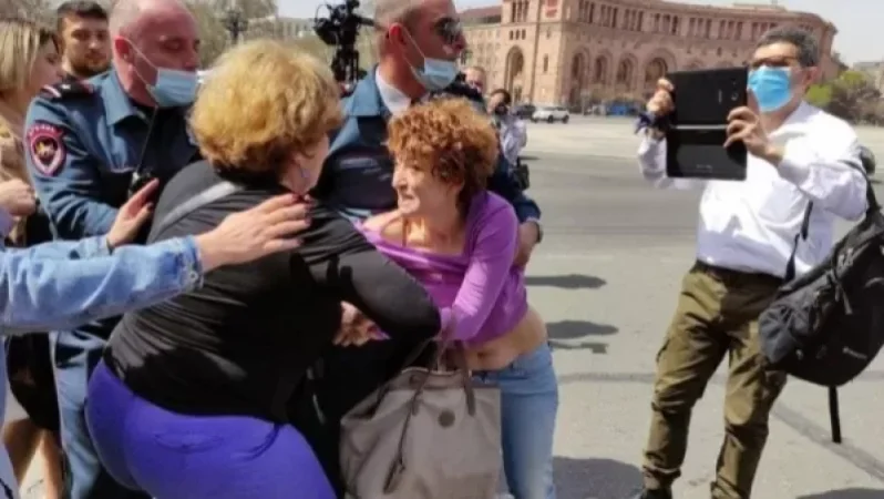 Ոստիկաններն ուժով կառավարության շենքի տարածքից հեռացրել են Վազգեն Մանուկյանի կնոջը