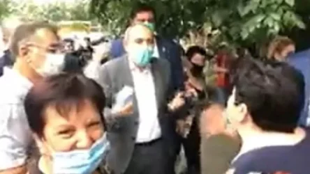 ՈՒՂԻՂ. Փաշինյանը փողոցում դիմակներ է բաժանում քաղաքացիներին