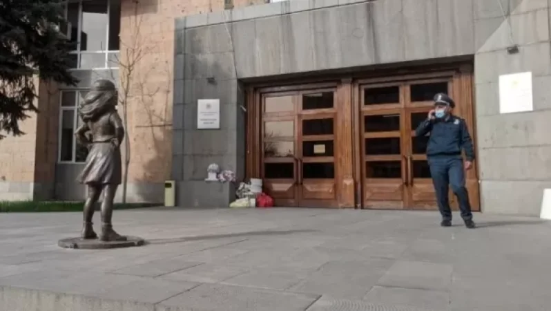 Կառավարության 3-րդ մասնաշենքի դիմաց տեղադրվել է «Անվախ աղջկա» արձանը, որի բացումն արվել է գաղտագողի. Վրթանեսյան