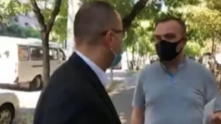 ՈՒՂԻՂ․ Արսեն Թորոսյանը դիմակներ է բաժանում քաղաքացիներին