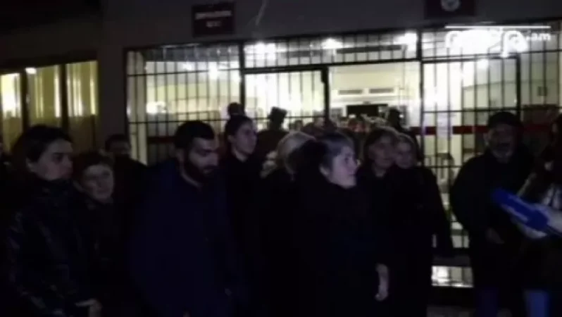 ՊՆ շենքը շրջափակված է