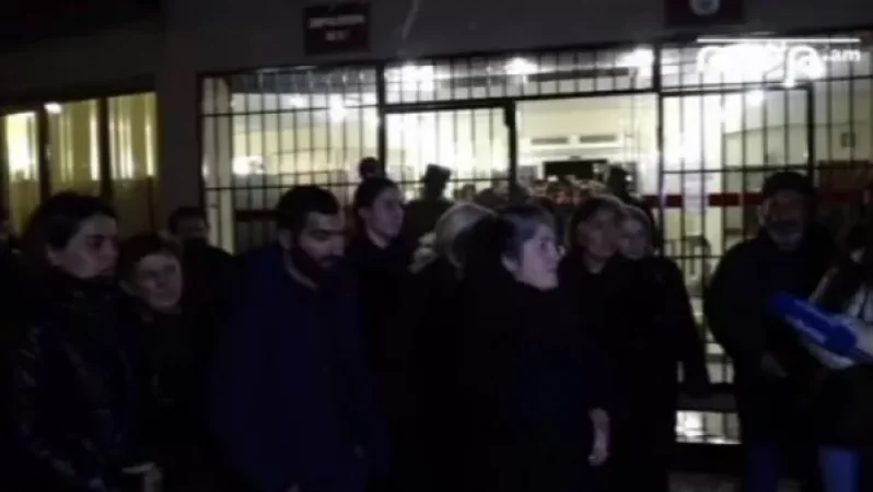 Իրավիճակը լարված է. Պաշտպանության նախարարության շենքը այս պահին շղթայված է