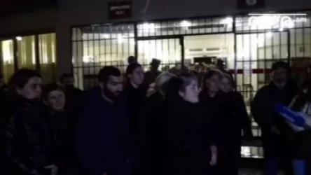 Իրավիճակը լարված է. Պաշտպանության նախարարության շենքը այս պահին շղթայված է