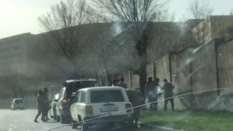 Լուսանկարներ. Մի շարք զինվորականներ աստիճանների օգնությամբ մագլցում են պարիսպը և մտնում ՊՆ