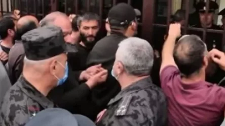 Ծնողներից մեկը  բենզինի շիշ բերեց ու մուտքի դռնից ներս թափեց. ինչ է կատարվում ՊՆ-ում