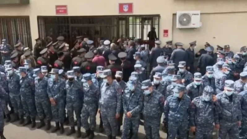 Անհետ կորածների և գերիների հարազատների հետ հանդիպումից հետո ոստիկանապետը մտել է ՊՆ շենք