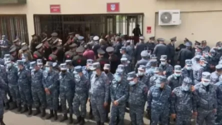 Անհետ կորածների և գերիների հարազատների հետ հանդիպումից հետո ոստիկանապետը մտել է ՊՆ շենք