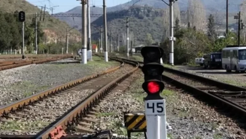 Անհետ կորած զինծառայողների հարազատները փակել են Երևան-Գյումրի երկաթուղային ճանապարհը