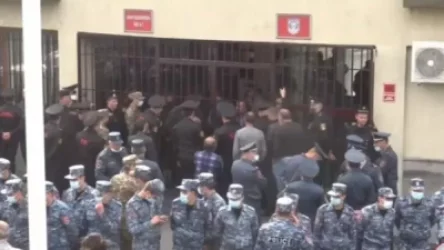 Անհետ կորած զինծառայողների և գերիների հարազատները ներս մտան ՊՆ՝ հանդիպելու ԳՇ պետին