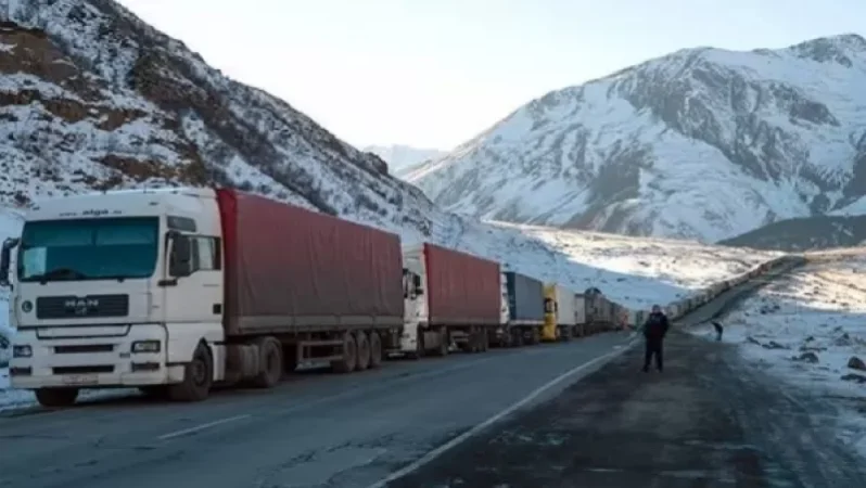 Approximately 348 Trucks Accumulated on the Russian Side of Lars: What’s the Situation on the Roads