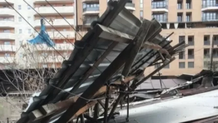 Երևանում քամու հետևանքով վնասվել են շենքի թիթեղներ, ծառեր, գովազդային վահանակներ