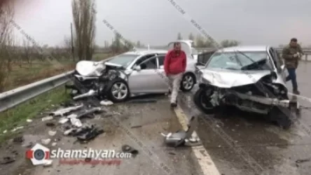 Խոշոր ավտովթար Արարատի մարզում. Nissan Tiida-ն կոտրել է երկաթե արգելապատնեշները, և հանդիպակաց գոտում ճակատ-ճակատի բախվել Toyota Camry-ին. կան վիրավորներ. Shamshyan. com