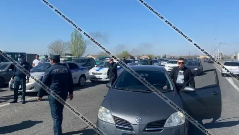 Խորունկ գյուղի 100-ից ավելի բնակիչներ՝ ի նշան բողոքի, փակել են Երևան-Արմավիր ավտոճանապարհը