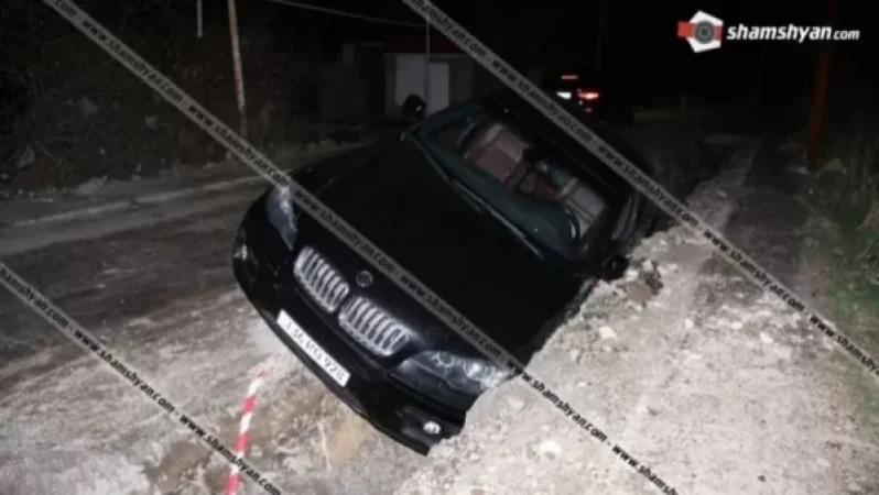 Mercedes-ի վարորդը վթարային իրավիճակ է ստեղծել, ինչի հետևանքով BMW X6-ը կողաշրջված հայտնվել է փոսում