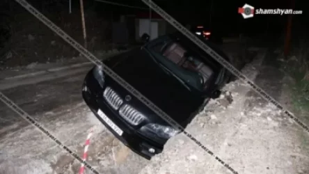 Mercedes-ի վարորդը վթարային իրավիճակ է ստեղծել, ինչի հետևանքով BMW X6-ը կողաշրջված հայտնվել է փոսում