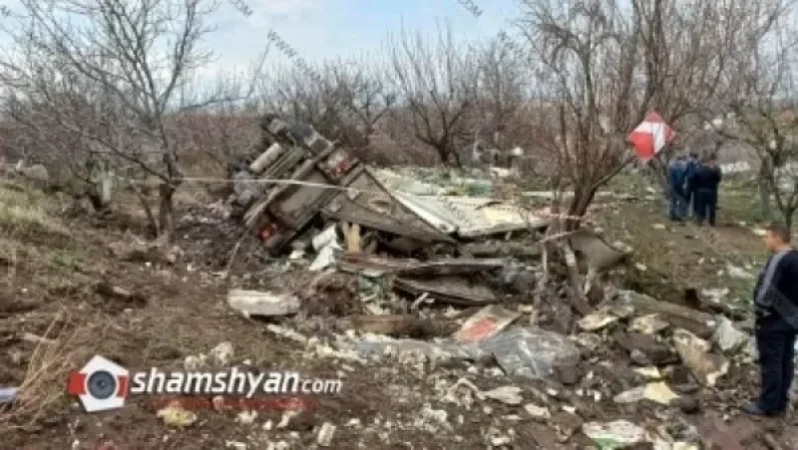 Բեռնատարը կոտրել է երկաթե արգելապատնեշներն ու գլխիվայր հայտնվել բնակչի հողամասում. վարորդը մահացել է