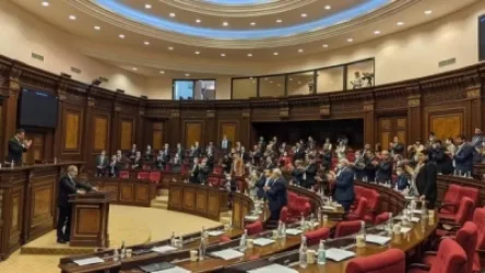 ՏԵՍԱՆՅՈՒԹ. «Իմ քայլի» պատգամավորները հոտնկայս ծափահարեցին Նիկոլ Փաշինյանին