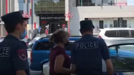Միջադեպ Երևանի Կենտրոնում. ոստիկանները կնոջ բերման ենթարկեցին. ArmLur