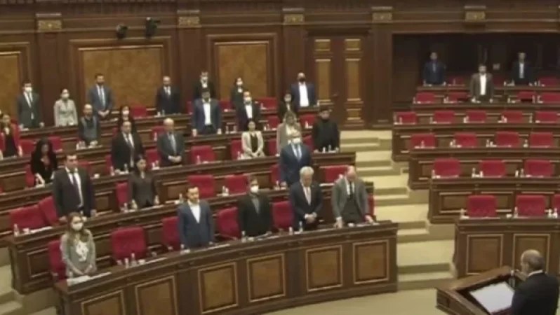 Փաշինյանի առաջարկությամբ ներկաները մեկ րոպե լռությամբ հարգեցին զոհերի հիշատակը