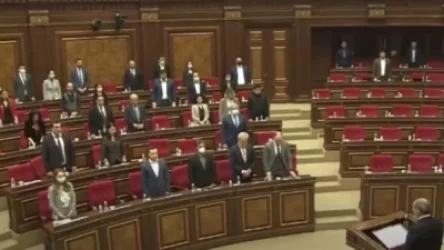 Փաշինյանի առաջարկությամբ ներկաները մեկ րոպե լռությամբ հարգեցին զոհերի հիշատակը