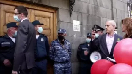 ՏԵՍԱՆՅՈՒԹ. Ոստիկանները նախարար Մեսրոպ Առաքելյանին թույլ չտվեցին ԱԺ մտնել Բաղրամյան պողոտայի մուտքից