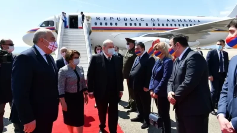 Հայաստանի և Վրաստանի դրոշները` դիմակների վրա. Արմեն Սարգսյանն արդեն Թբիլիսիում է