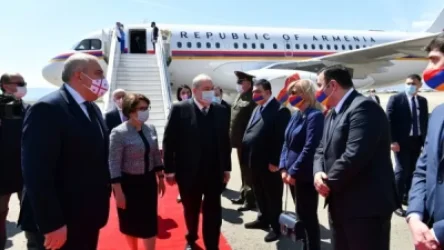 Հայաստանի և Վրաստանի դրոշները` դիմակների վրա. Արմեն Սարգսյանն արդեն Թբիլիսիում է