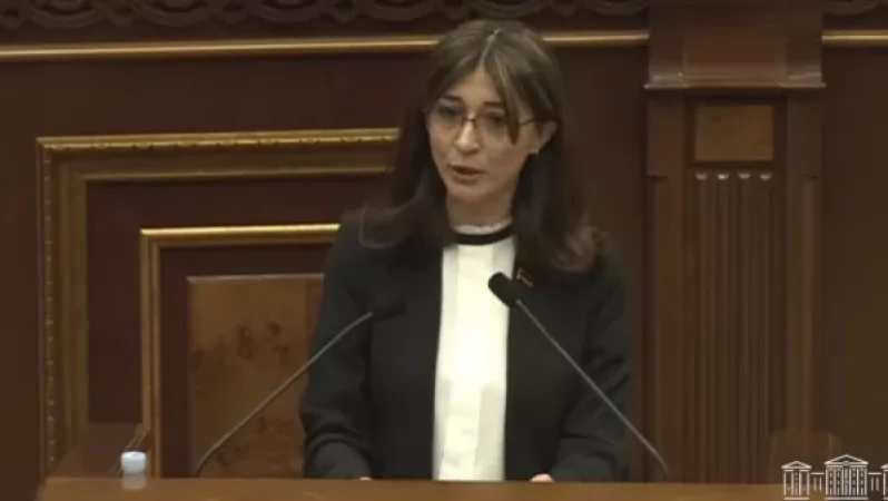 Երևի դուք ձեր նախընտրական ցուցակը կազմում եք ծափահարություններով և պրոեկտում եք ձեր անհաջող, ծիծաղելի փորձերը մեզ վրա. Դավոյան