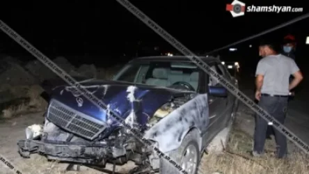 Կոտայքի մարզում Mercedes-ը բախվել է բետոնե էլեկտրասյանը, տապալել այն ու պոկել բարձրավոլտ էլեկտրալարերը