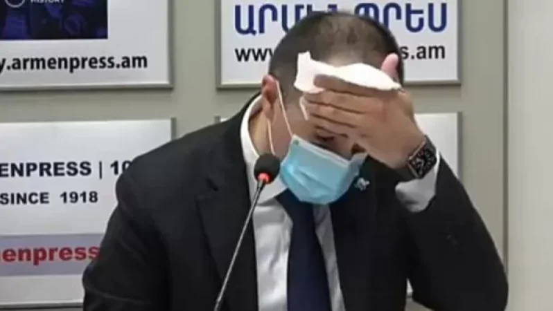 Ու տես, իմ առողջապահության չեղած նախարարության ղեկավար, քրտնեցիր 3-րոպեում, ու դիմակն էլ խոնավացավ․ բժիշկ Մանասյան