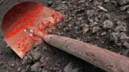 Քաղաքացին բահով հարվածել է ՊԵԿ ծառայողին, ապա վնասել ավտոմեքենան