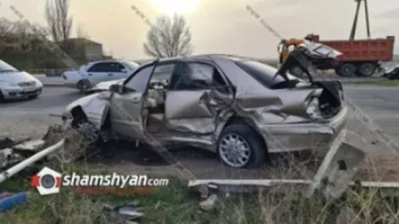 Mercedes-ը շշերի գործարանի մոտ բախվել է կամրջի բետոնե հենապատին, այնուհետև՝ ծառին. կան վիրավորներ