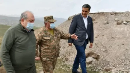 ՏԵՍԱՆՅՈՒԹ. Նախագահն ու օմբուդսմենն այցելել են Սյունիքում ՊՆ N զորամասի մարտական դիրքեր
