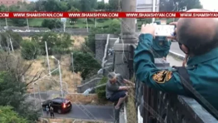 «Հաղթանակ» կամրջի տարբեր հատվածներում 2 տղամարդ փորձում են ցած նետվել, նրանցից մեկին փրկել են, մյուսին փորձում են փրկել․ Shamshyan