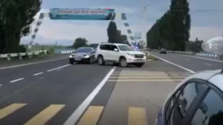 Ոստիկանության ֆեյսբուքյան ուղիղ եթերի ընթացքում «Տոյոտա»-ի վարորդը, չենթարկվելով ՃՈ ծառայողներին, դիմել է փախուստի