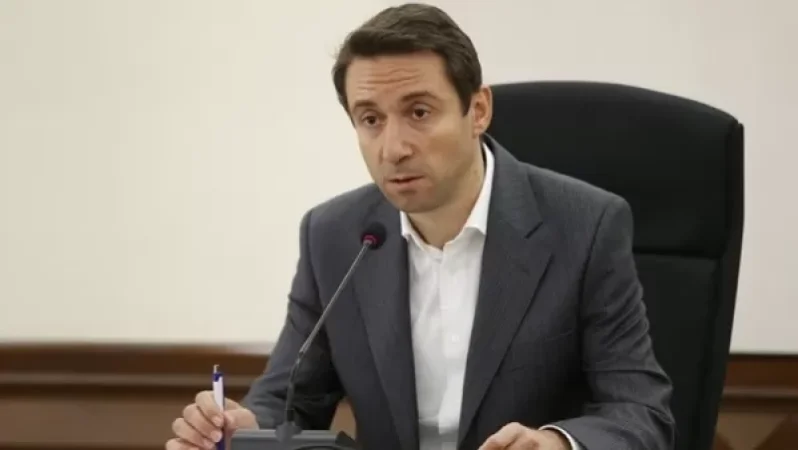 Այսօրվանից սկսած՝ մենք պետք է «նեղենք» վարորդին, չպետք է թույլ տանք, որ կանգնի մայթին 4 ակով. քաղաքապետ