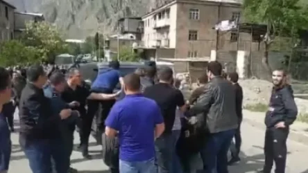 ՏԵՍԱՆՅՈՒԹ.  Սյունքիում քաղաքացին բարձրացավ Փաշինյանի անվտանգության մեքենայի վրա