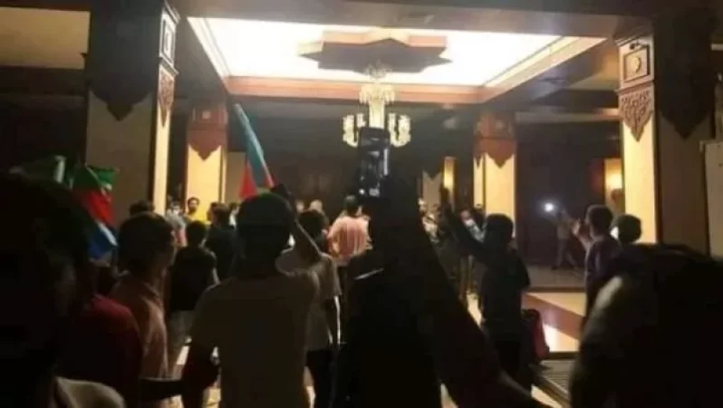 Ադրբեջանցիները ներխուժել են խորհրդարանի շենք պահանջում են գլխավոր շտաբի պետի հրաժարականը